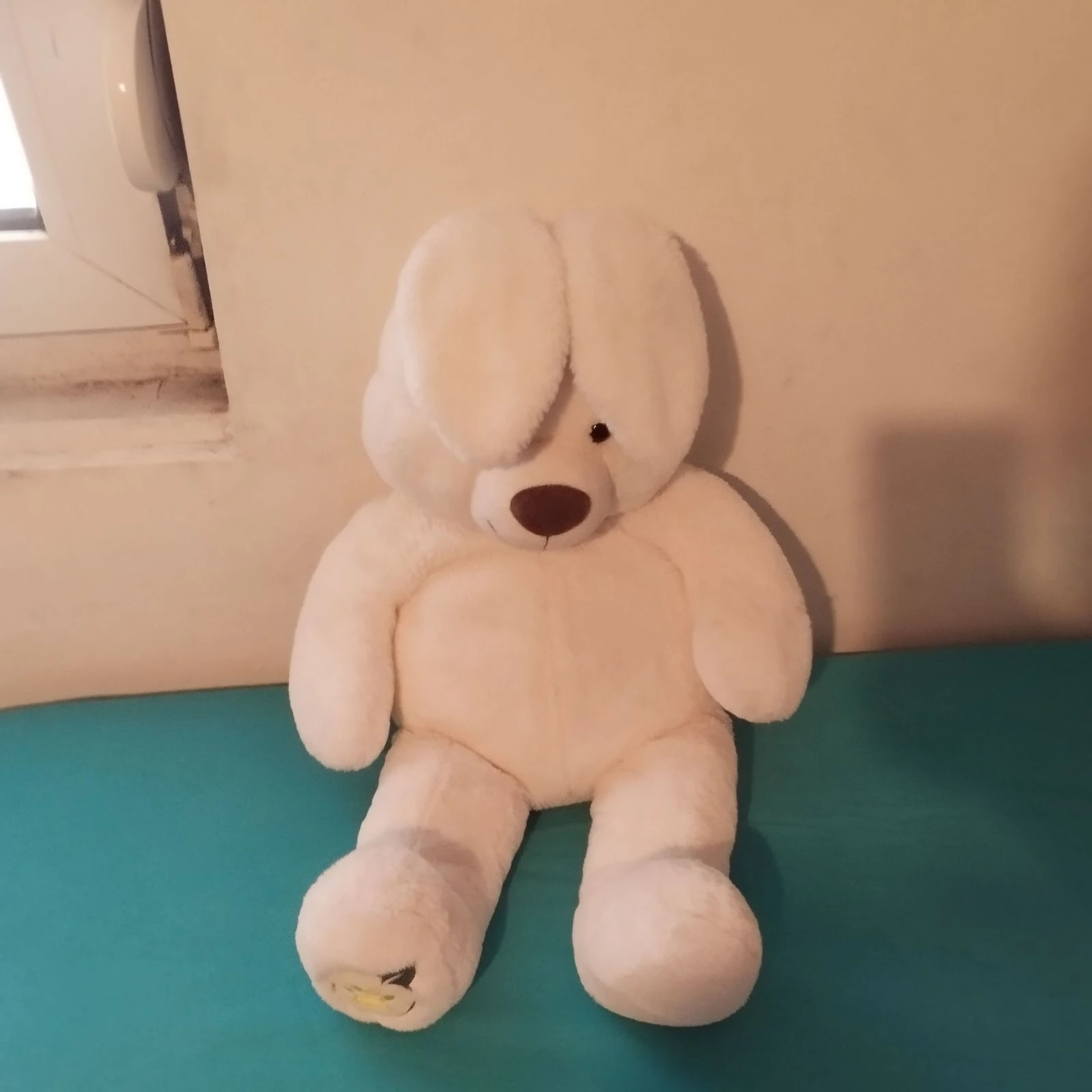 Peluche lapin bon état juste tâche sur l oreille et taches sur la queue 4.80 